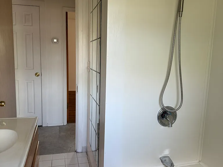 722 Milroy St SW — Photo 5