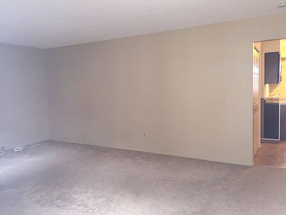 5th image of 560 Lakeville Rd APT 1B