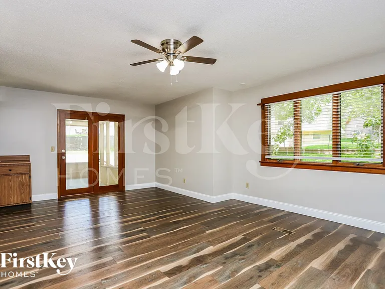 405 Montbrook Dr — Photo 6