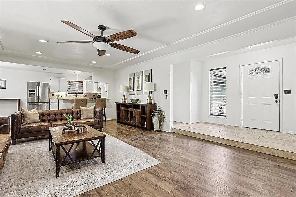 4 bed, 2029 sqft, $2,595 — Photo 3