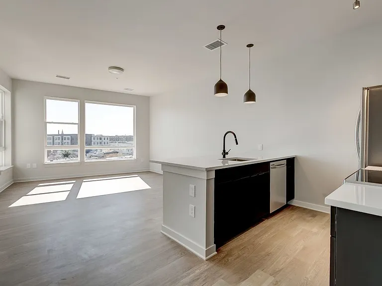115 W Hamburg — Photo 3