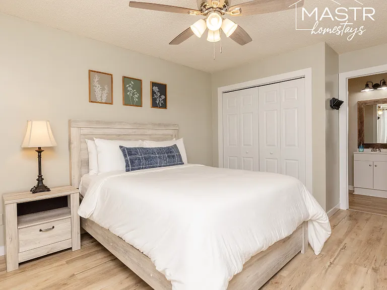 136 Sussex Dr — Photo 12