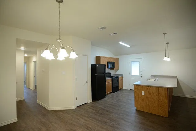 913 Lasso Dr — Photo 4