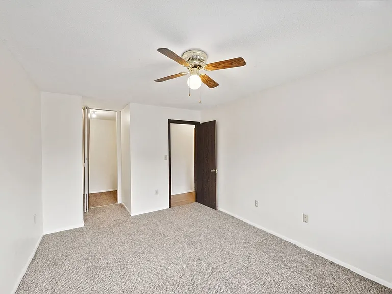 Van Dyke Apartments — Photo 33