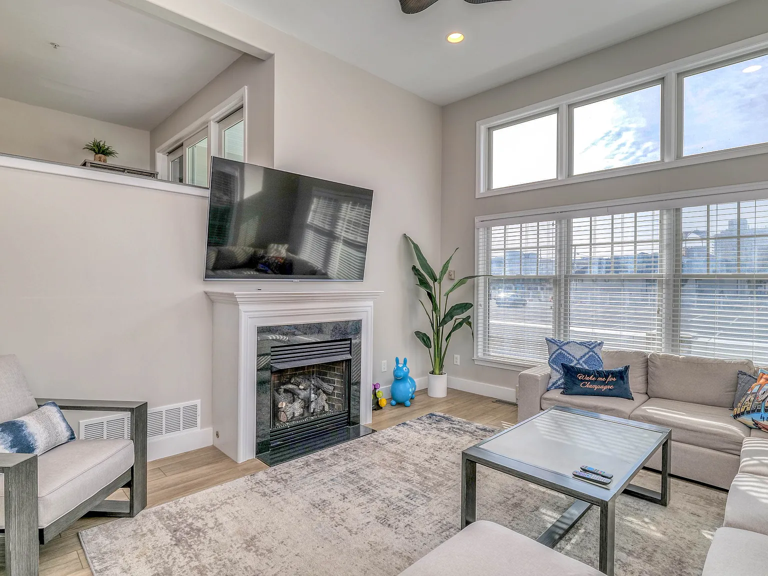 4 bed, 4.5 bath, 2856 sqft, $4,000 — Photo 2