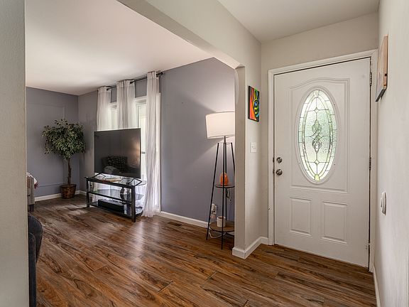 4th image of 615 S Emerald Ln