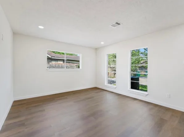 828 Westford St, Houston, TX 77022