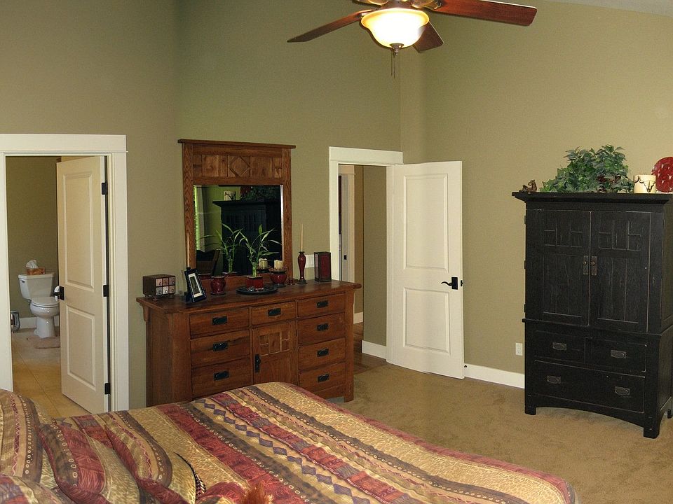 Master Bedroom w/En Suite Bathroom!