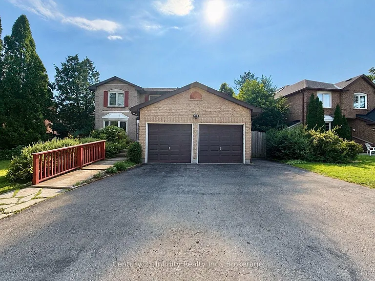 384 Leslie St — Photo 1