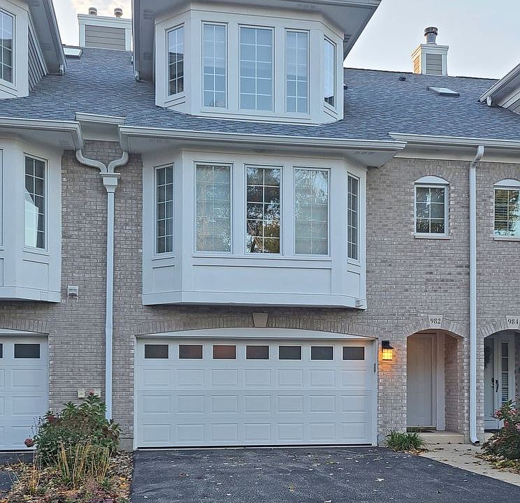 1st image of 982 N Glenview Ct