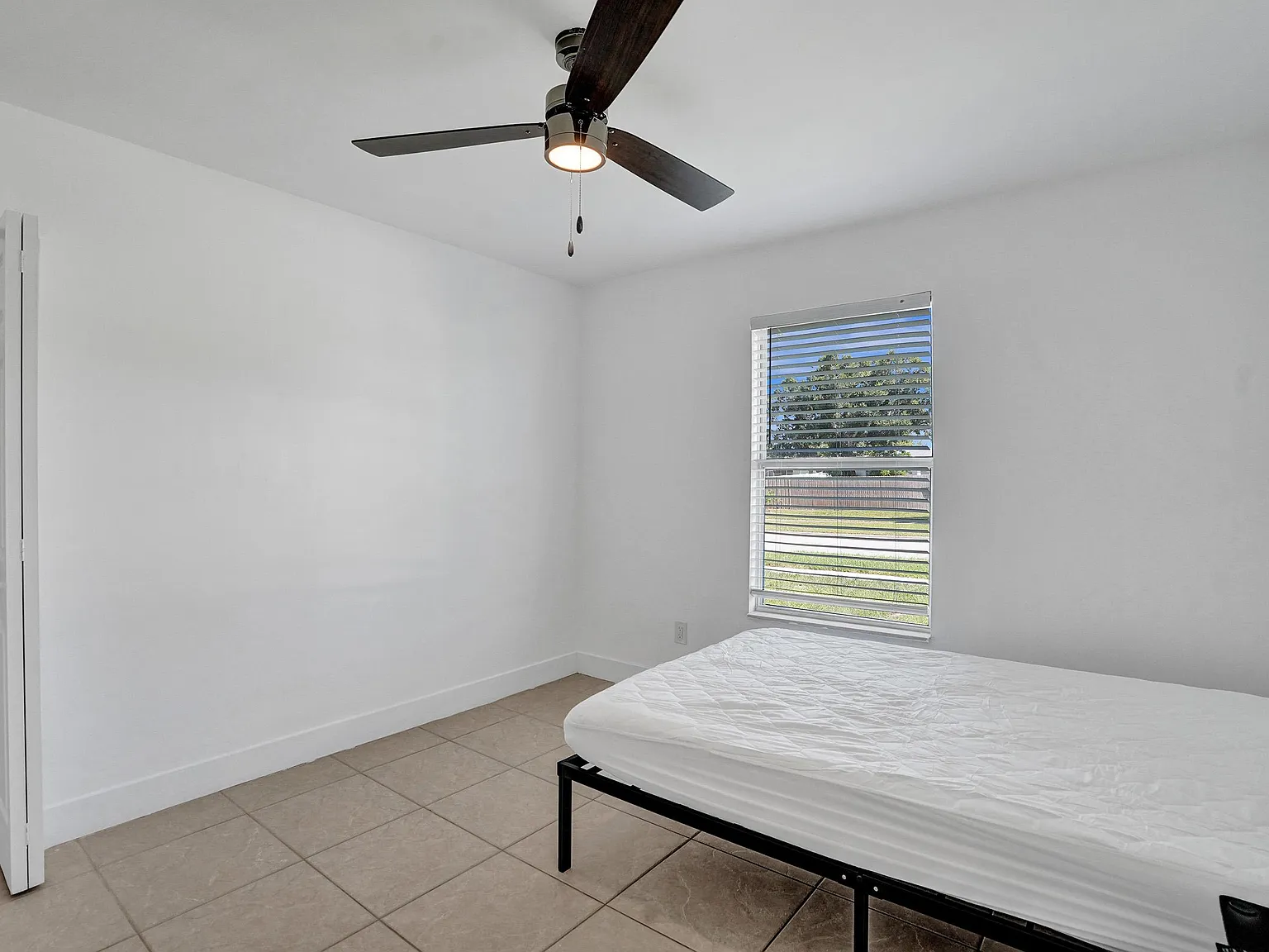 4 bed, 3.0 bath, 1800 sqft, $966 — Photo 1
