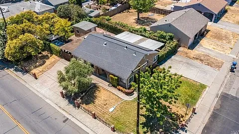 819 2nd St — Photo 31