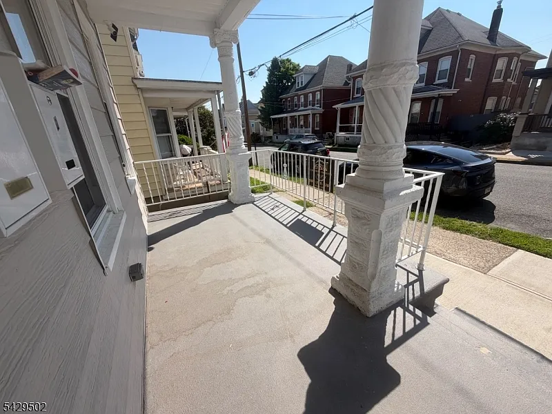 3 bed, 1.0 bath, $2,050 — Photo 4