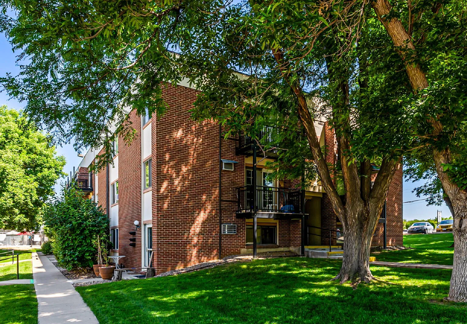 2 bed, 1.0 bath, 833 sqft, $1,295 — Photo 3