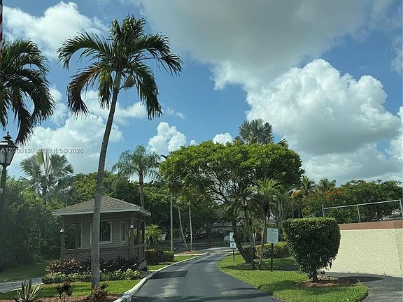 3rd image of 309 W Hemingway Cir
