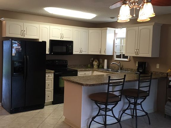 Kitchen with Breakfast Bar