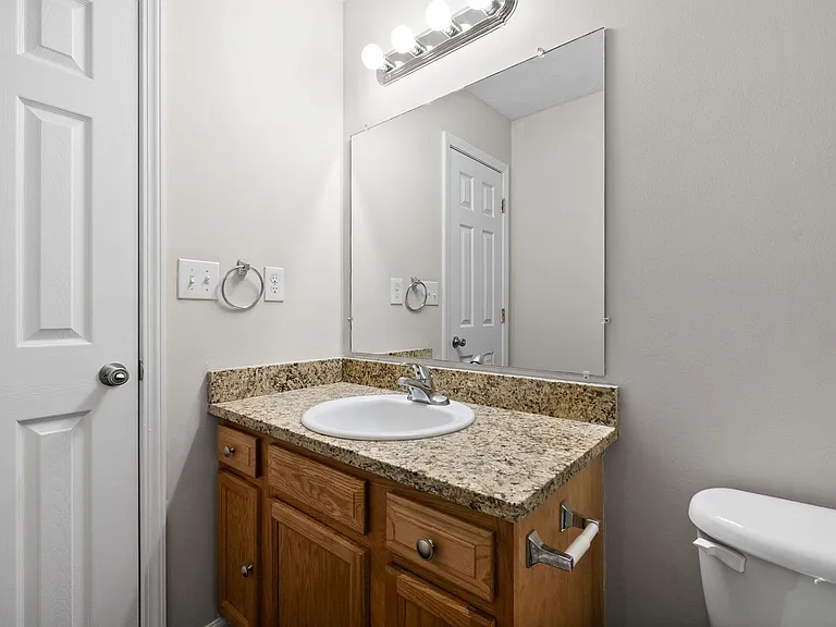 Executive Avenue-249 (x4) — Photo 21