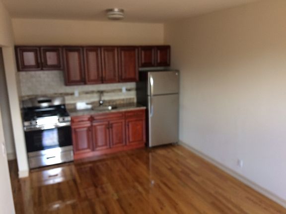 2nd image of 666 Courtlandt Ave APT 2B