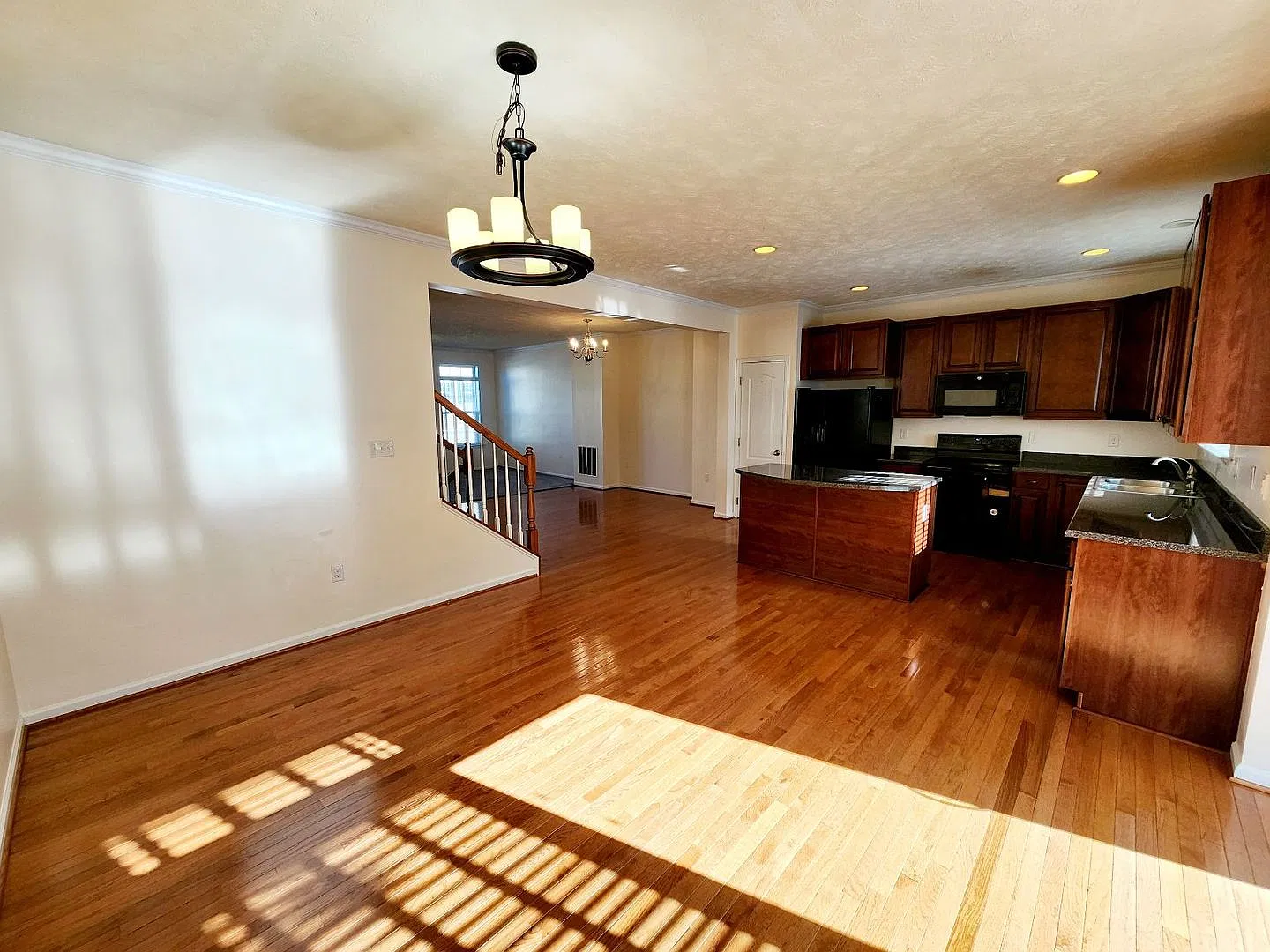 4 bed/3.5 bath Townhouse in Suncrest Village - Available 07/09/2027! — Photo 3