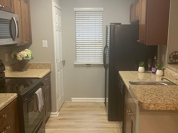 3rd image of 1317 Red Deer Way
