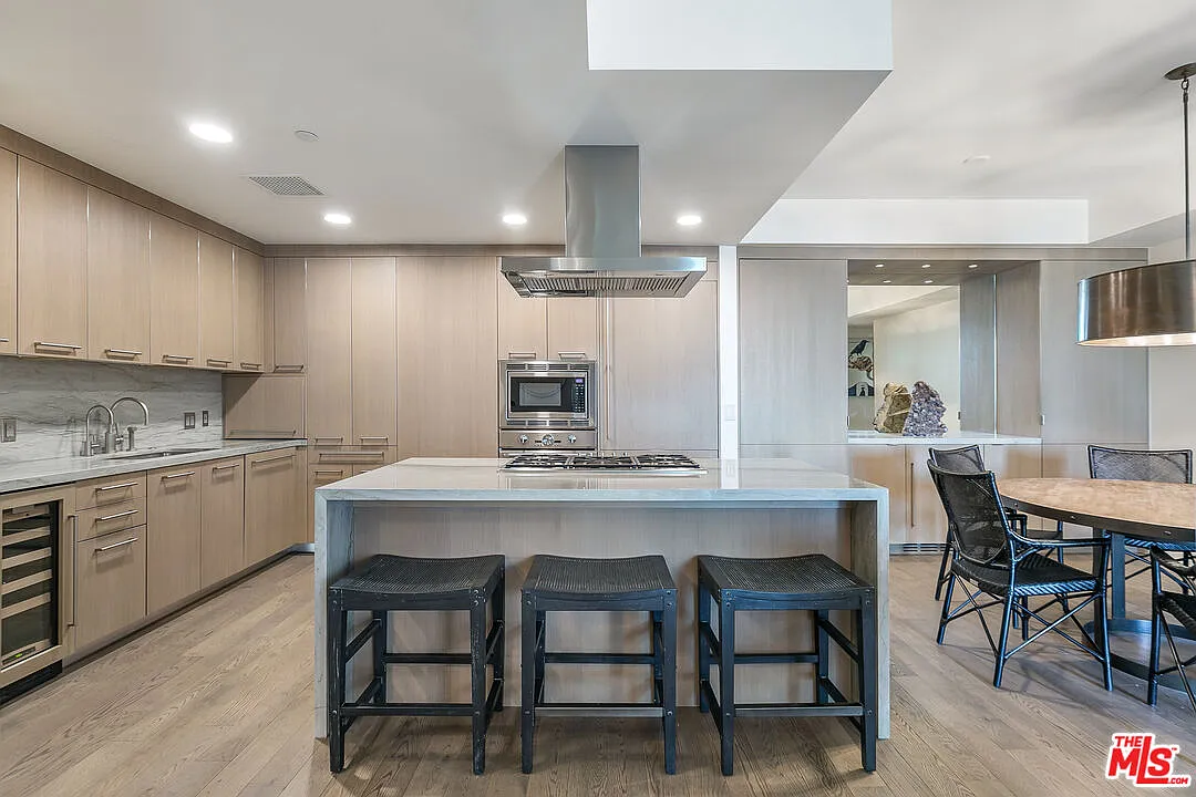 2 bed, 2.5 bath, 1693 sqft, $12,500 — Photo 3