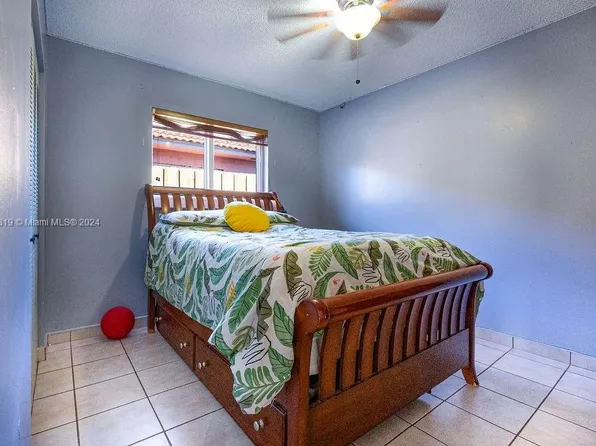 2644 W 71st Pl, Hialeah, FL 33016