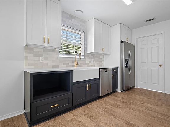 4th image of 1875 Woodcrest Ct