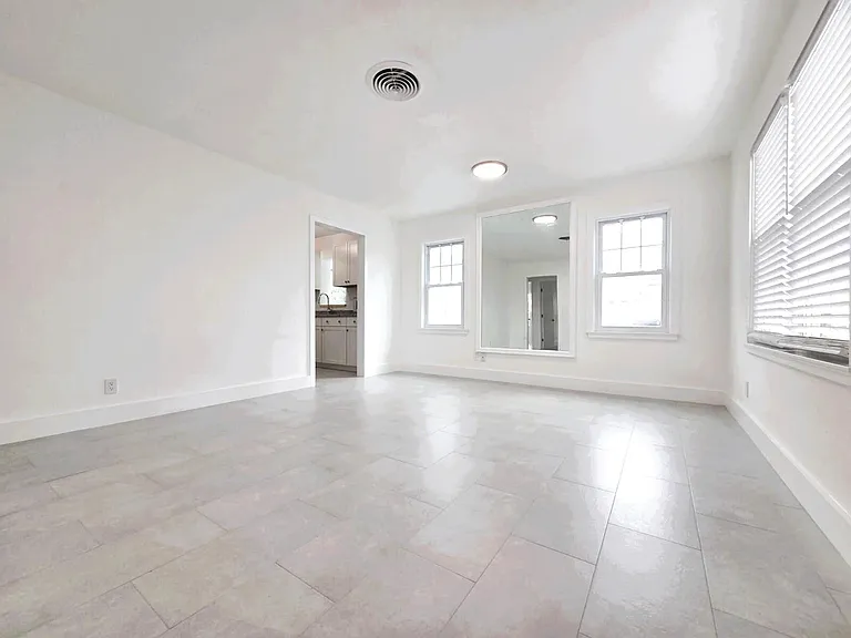 813 S 6th St — Photo 2