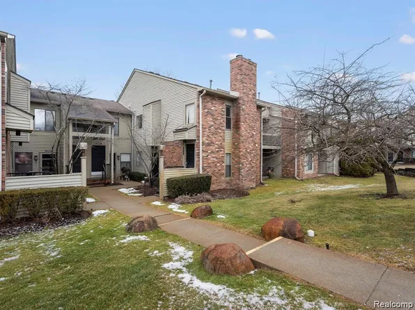 22161 Indian Creek Dr, Farmington, MI 48335
