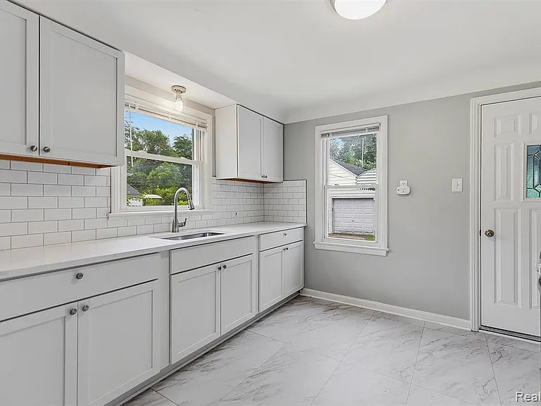 77 Huron Ave — Photo 8