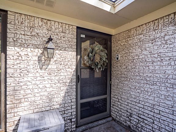 5th image of 2108 Forest Hills Rd