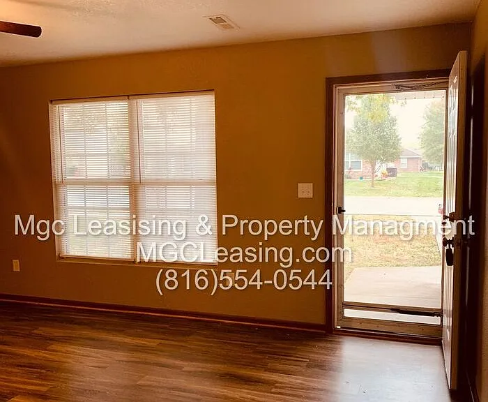 206 NW Parker Dr — Photo 3