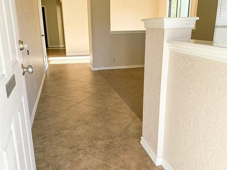 812 Primrose Ln — Photo 2