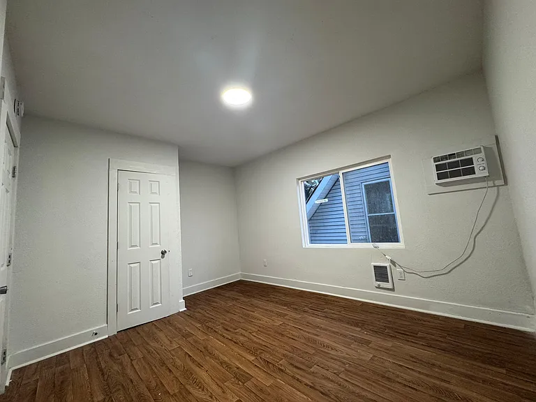 542 N Scott St — Photo 5