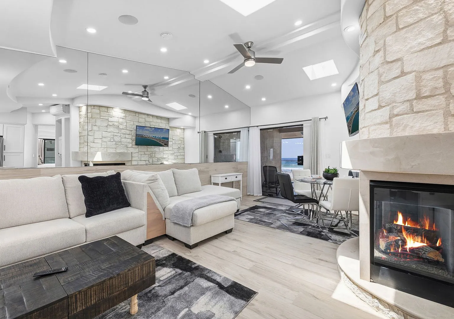 Fully Furnished Oceanfront Condo on Mission Beach Boardwalk — Photo 3