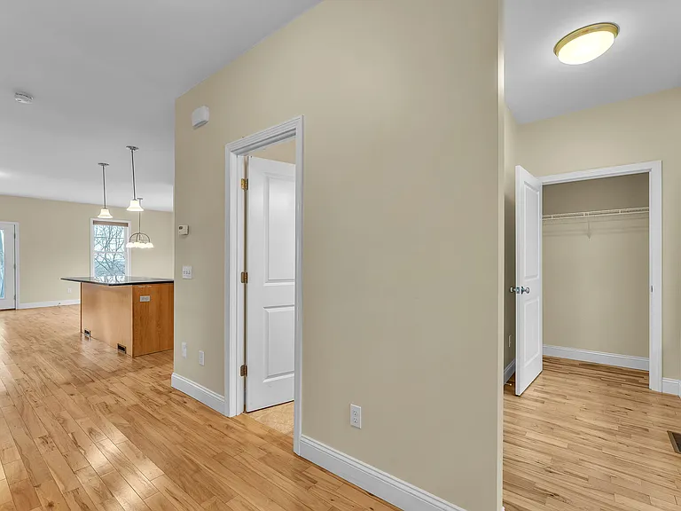 366 Colchester Ave — Photo 10