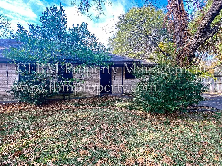 Coming Soon - 202 N 23 1/2 St - Cozy 2 Bedroom, 1 Bathroom With Fenced Yard in Corsicana TX! — Photo 1