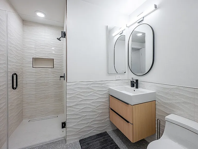 Unit303-SuiteDBathroom