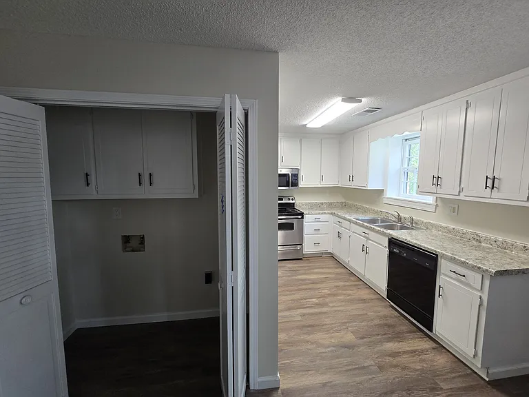 4015 Stone Creek Cir — Photo 4