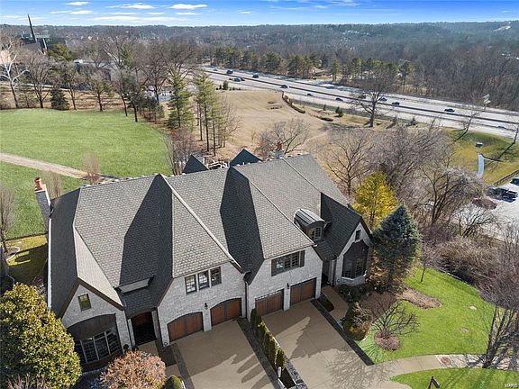2nd image of 26 Bonhomme Grove Ct