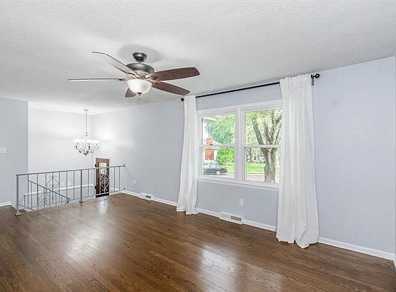 4th image of 10910 W 92nd St