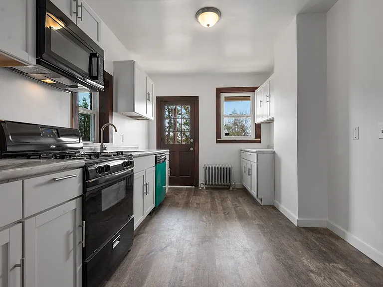 326 Anthony St — Photo 10