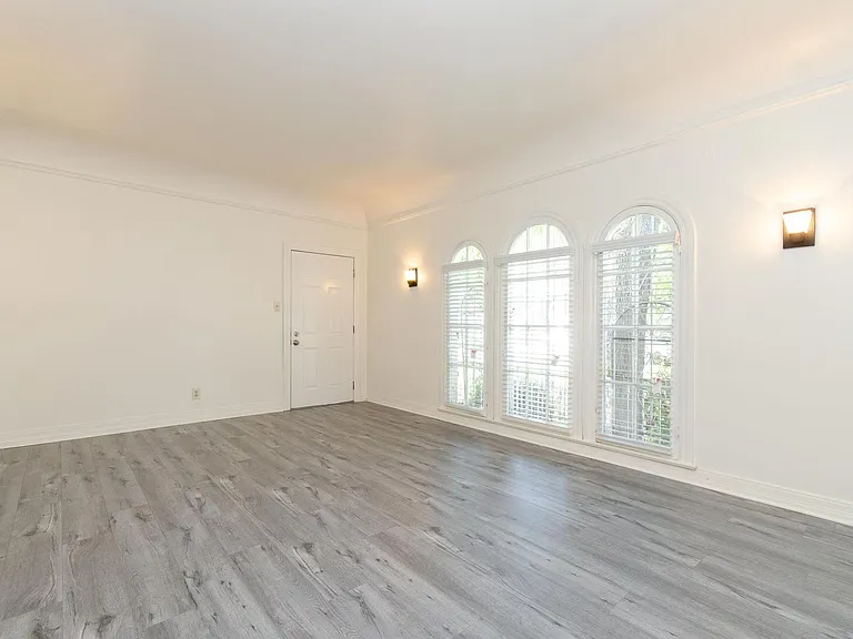 4th Ave 6Plex — Photo 4