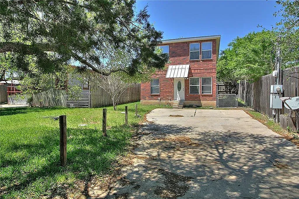 3 bed, 1500 sqft, $2,200 — Photo 2
