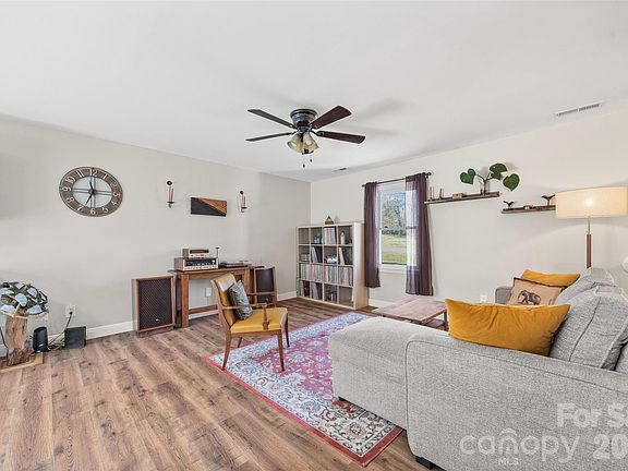 3rd image of 4206 Wimbledon Dr