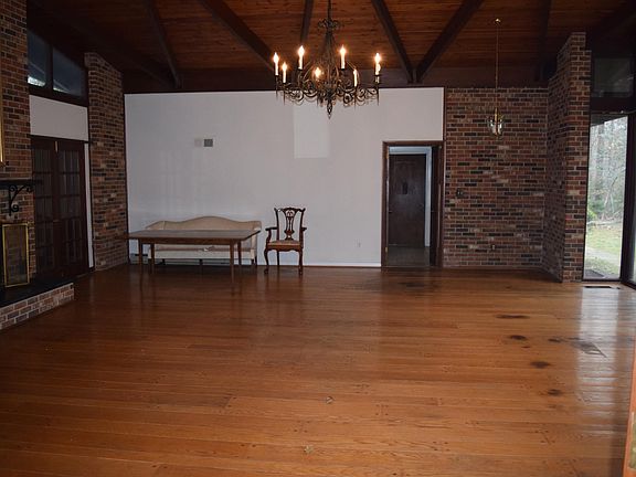 2nd image of 966 Millwood Ln