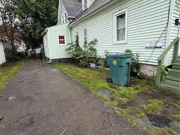 3rd image of 861 Smith St