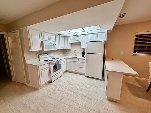 5th image of 220 Park Blvd N APT 203