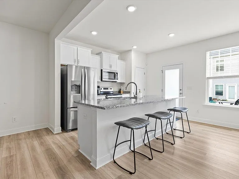 702 Ridge Cliff Ln — Photo 2