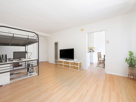 4th image of 669 Levering Ave APT 14